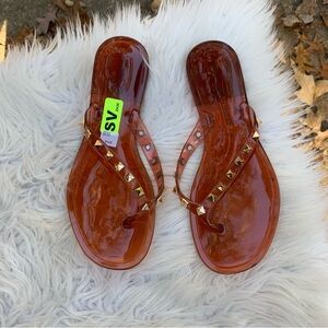 Chinese Laundry Stylish Brown Rubber Sandals with Gold Accents Size 6